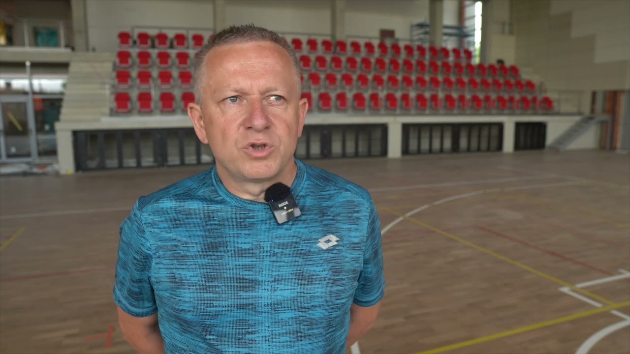 Sportovní hala v Dobrušce těsně před dokončením