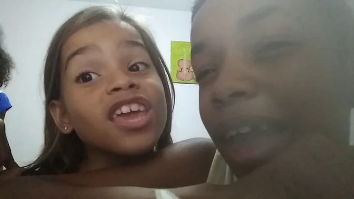 Stephanie dos Santos gravando vdeos tutoriais