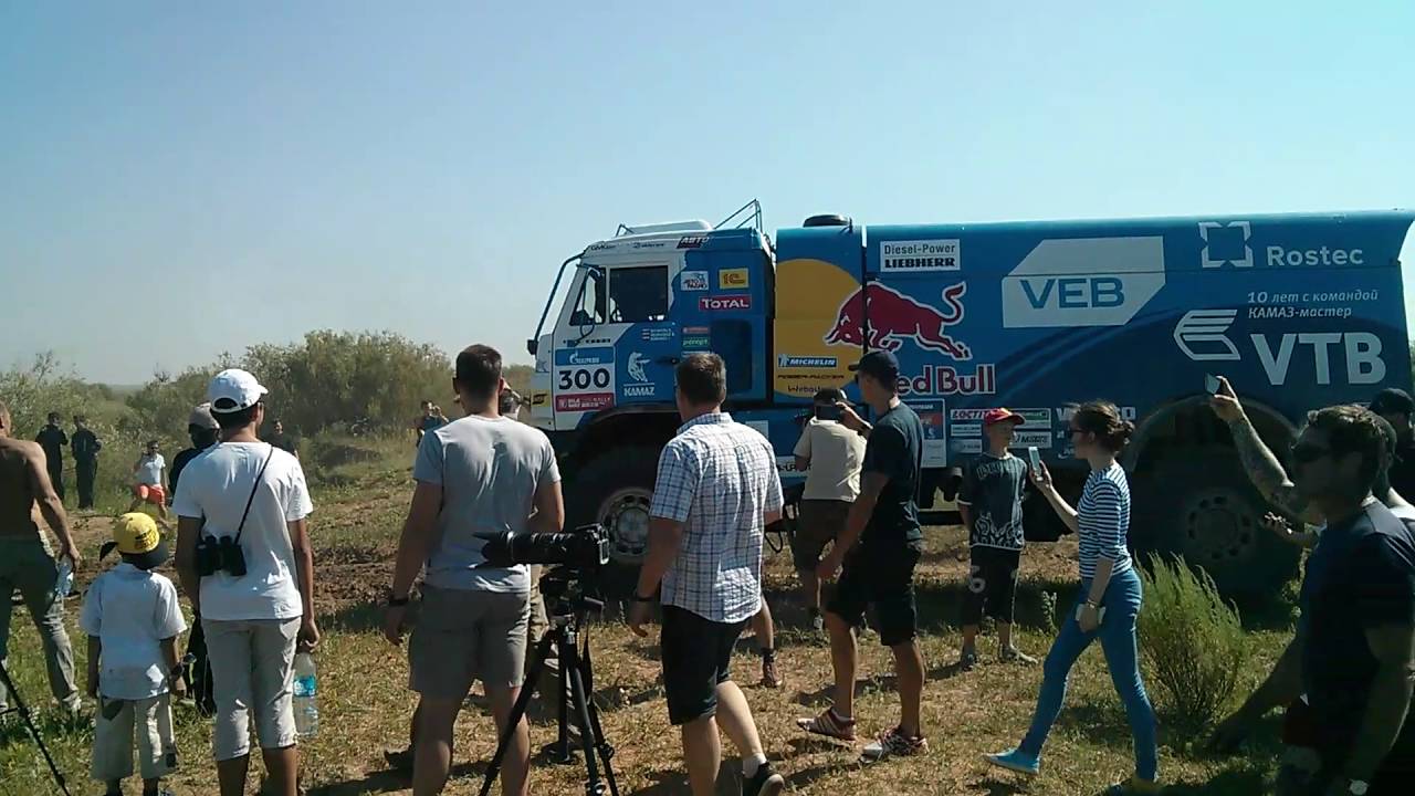 Ралли Шёлковый Путь. Экипаж КАМАЗа помогает застрявшим соперникам.