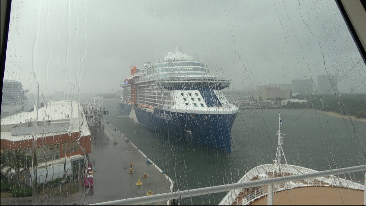 Поездка из Нью-Амстердама из порта Эверглейдс во время сильной грозы