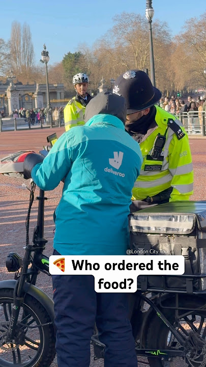 Download lagu 🇬🇧🏴 Who ordered the food? #shorts #england