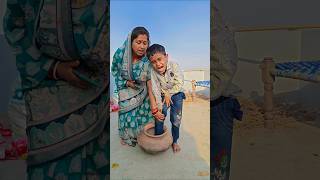 Mumma amera Pair Fass Gya 😱😃#shortsfeed #funnyshorts #youtubeshorts