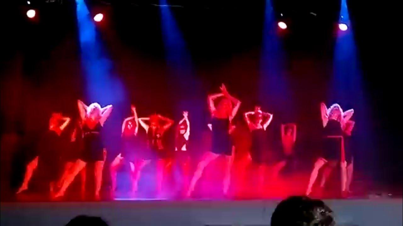 Танцы в клубе. Дуэт пляшет. Ночной клуб москва. Парень на дискотеке. Красивые девушки в клубе.