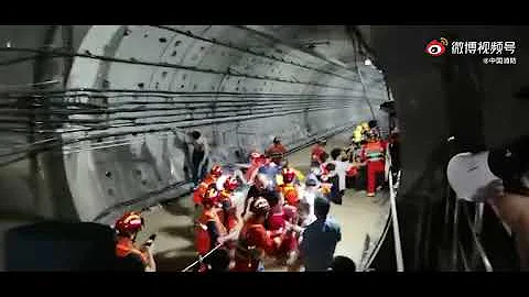 Subway Passengers Trapped in Waist-High Water Led to Safety in Zhengzhou, China - DayDayNews