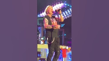 Axl Rose clears his throat before Rocket Queen😱🤢🤮