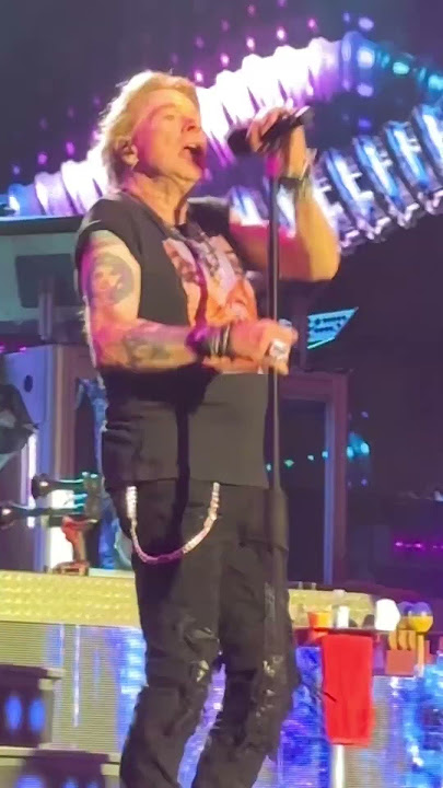 Axl Rose clears his throat before Rocket Queen😱🤢🤮