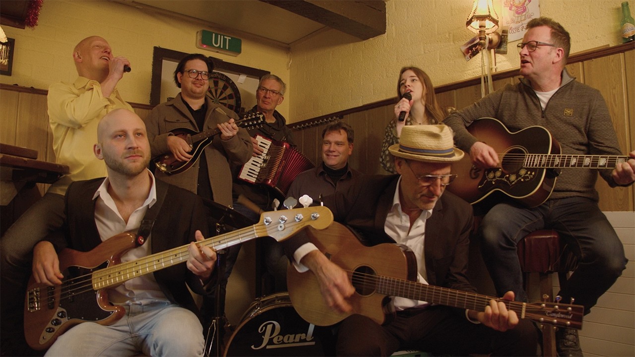 Ochtendvoer - As de stroate kleure (official clip)