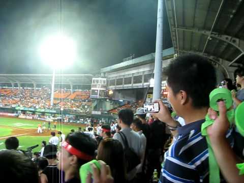 今天要來拋彩帶~~興農封王
