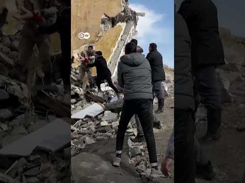 Deprem: Çıplak ellerle zamana karşı yarış