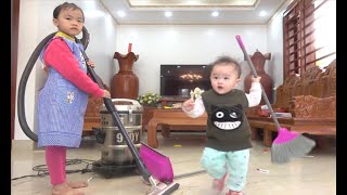 Baby and kids clean the house with family fun and open color toys, video for kids - 童謡赤ちゃんと子供向け