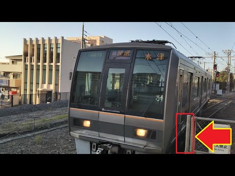 急カーブ合流のため車両限界ギリギリで木津駅に到着してくる片町線上り207系