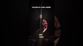 Coldplay e Seu Jorge dividem palco em São Paulo! Cantando a música “Amiga da Minha Mulher” 🖤