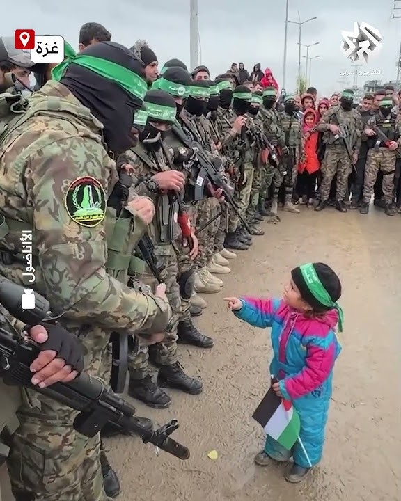حاملة علم فلسطين.. طفلة غزية تحيي مقاتلي كتائب القسام