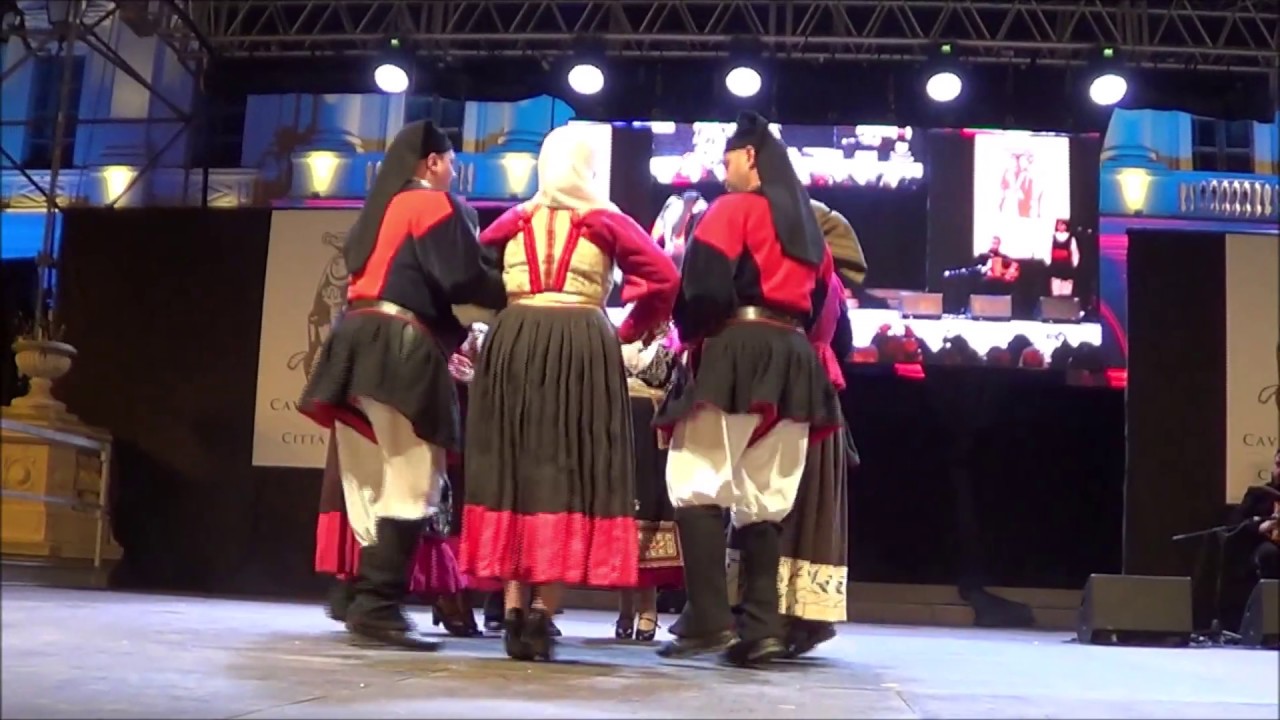 Nuoro: Gruppo folk " Sos Canarjos"