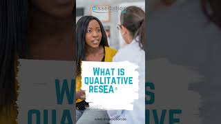 How should students choose between qualitative and quantitative research