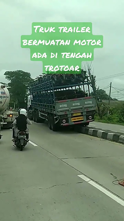 Truk Trailer bermuatan motor naik trotoar #trukoleng #pantura