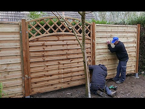 Panneaux en bois de noisetier tressé à utiliser comme écran de jardin