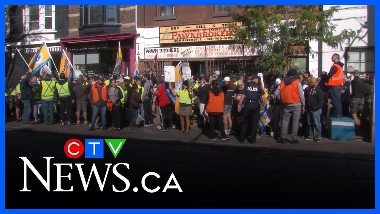 Workers shout ‘hands off Canada Post!’ at rally against federal government’s changes