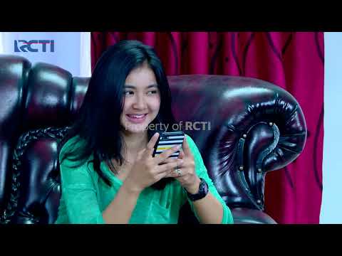 Wulan membuka kertas puisi yang diberikan Roman. |ROMAN PICISAN - EPS 43-PART 3