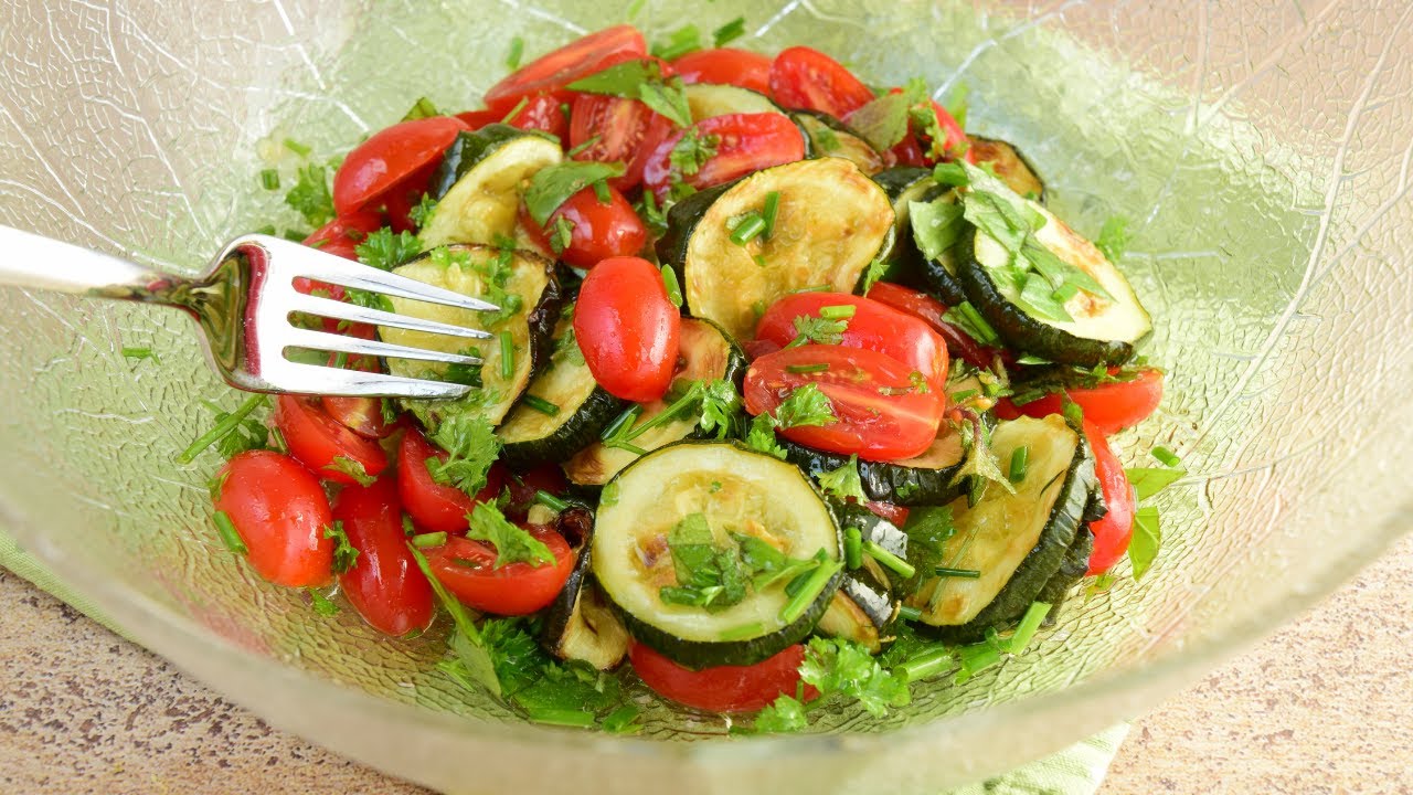 Когда у вас есть кабачки и помидоры, приготовьте этот восхитительный салат.