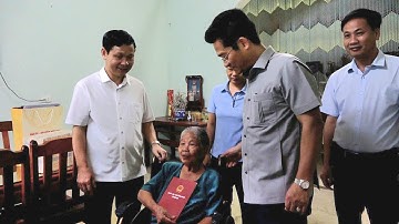 Đồng chí Trần Anh Dũng, Ủy viên BTV Tỉnh ủy, Phó Chủ tịch UBND tỉnh thăm, tặng quà Người có công với