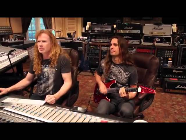 Kiko Loureiro tocando música improvisada MegadetH class=