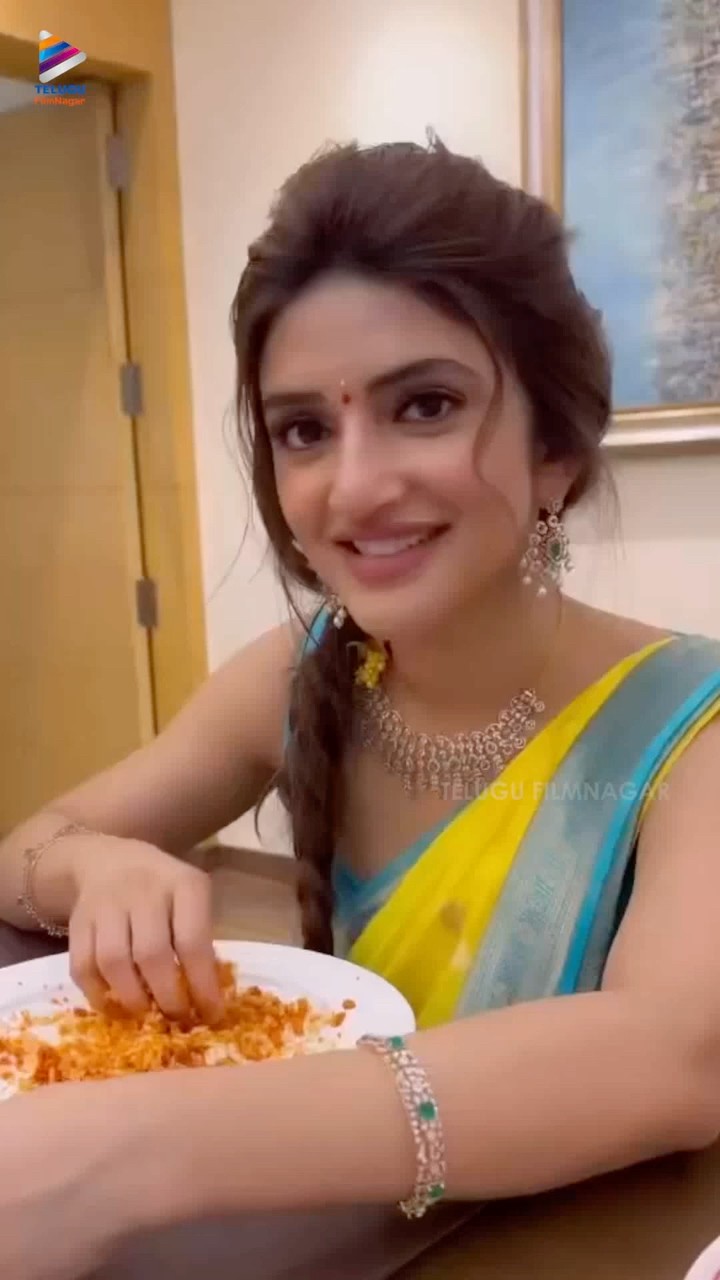 పల్లీ కారం పొడి తింటూ ఎంజాయ్ చేస్తున్న శ్రీలీల ? | #Sreeleela | #Robinhood | #Shorts | #YTShorts