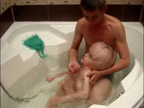 Моет сына в душе. Моется в ванной. Совместное купание. Дочка купается в ванне. Дочь купается.