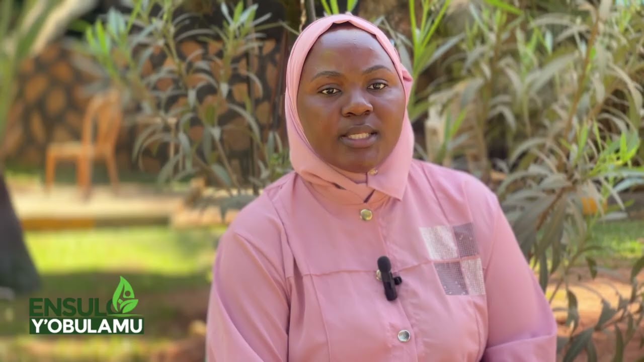 WHY A PREGNANT WOMAN SHOULDN'T EAT PINEAPPLE