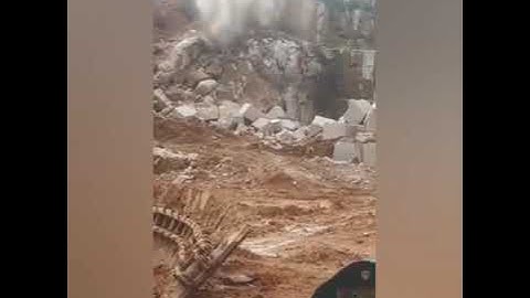 Cận cảnh bắn mìn lấy mặt bằng tại 1 mỏ đá