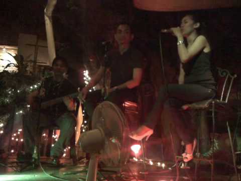 JESSICA BERNAL - love moves ( Acoustic version) w/ AGE OF PLAY BAND