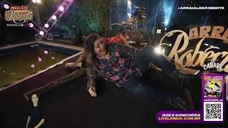 Roberta Miranda leva tombo ao sentar em cenário durante live 