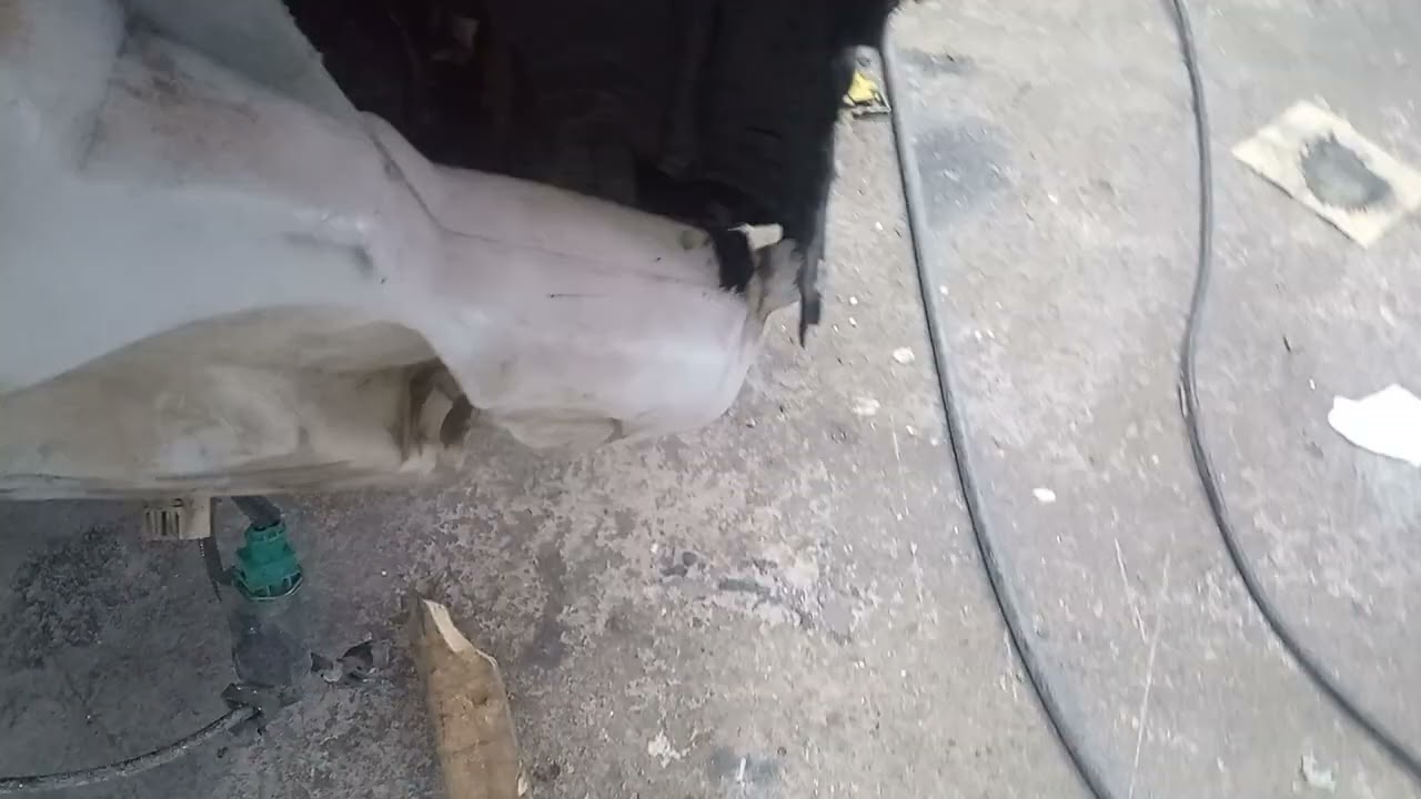 como trocar reservatório de água do limpador de para-brisa Peugeot 207