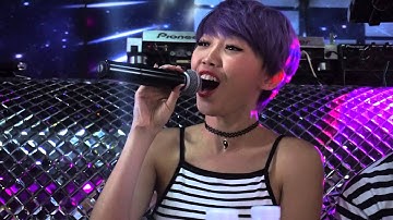 Tóc Tiên hát trong buổi họp fan