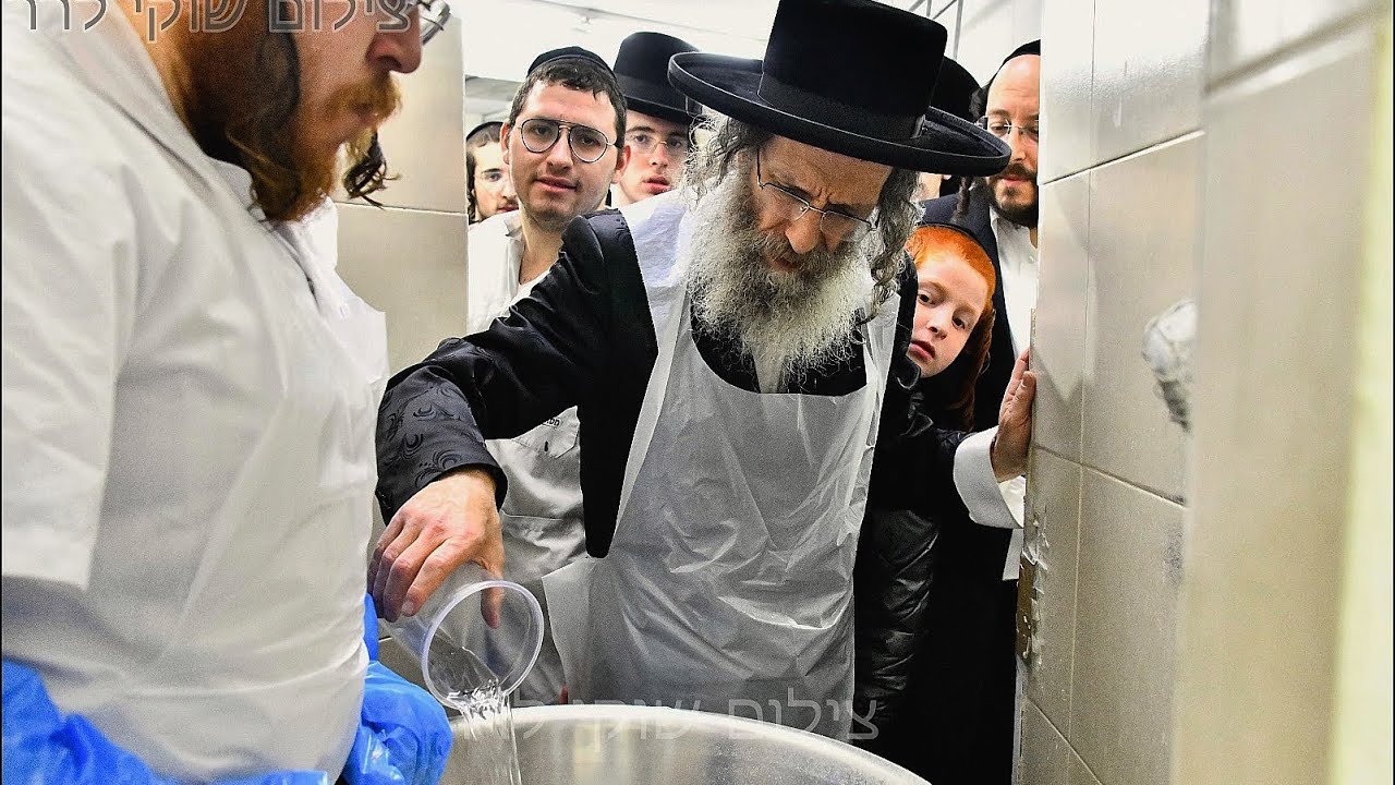 בשיא המרץ: המשפיע ר׳ אלימלך בידרמן באפיית מצות לקראת חג הפסח הקרב ובא