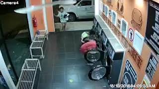 Kanak-kanak curi pakaian dan kencing dalam tong - Tawau. Kids pee in dobi shop