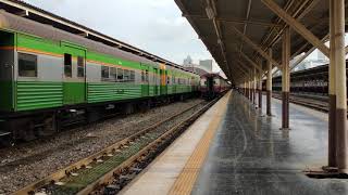 รถจักร ALSTHOM ALS D.4142 ทําขบวนรถชานเมืองที่ 301 กรุงเทพ ลบบุรี ออกจากสถานีกรุงเทพ