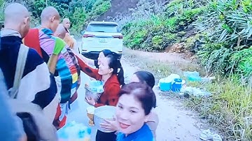 16/12 những hình ảnh của các phật tử Lào cúng dường cho các sư