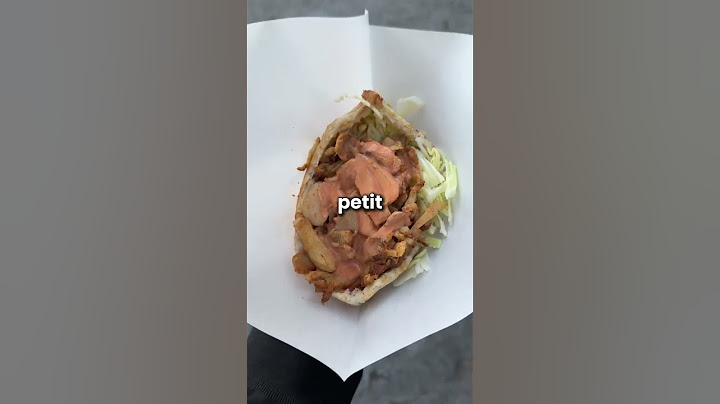 I'm trying the cheapest kebab in Tokyo!!! 🇯🇵