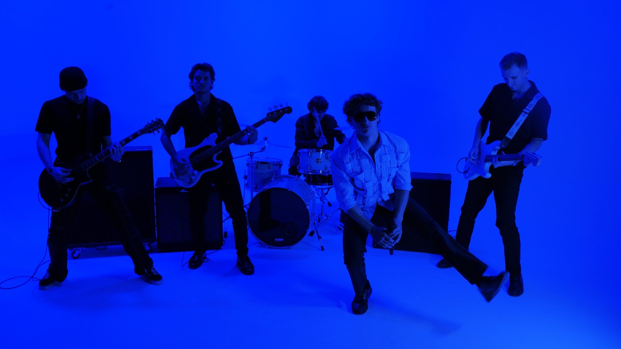 Ver Moravian - Sirens (Official Music Video) en YouTube Ver Moravian - Sirens (Official Music Video) en YouTube