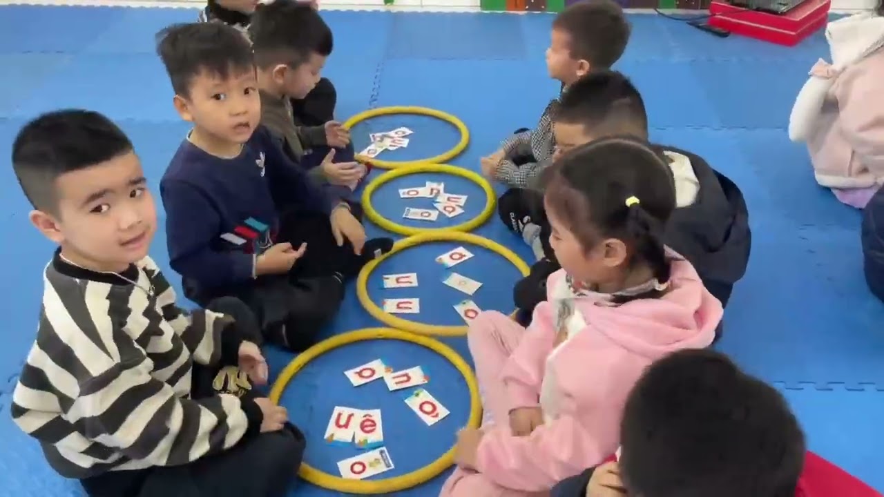 Hoạt động làm quen chữ cái u, ư