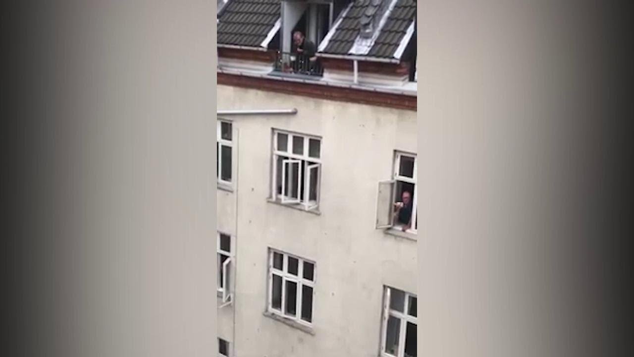 Coronavirus, Danimarca: affacciati alle finestre i vicini isolati intonano 'You've got a friend'