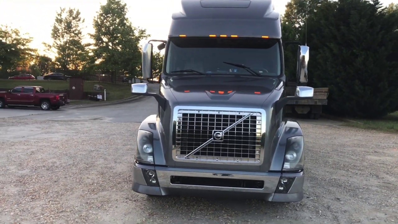 Volvo VN with d-13 engine - restorations after accident