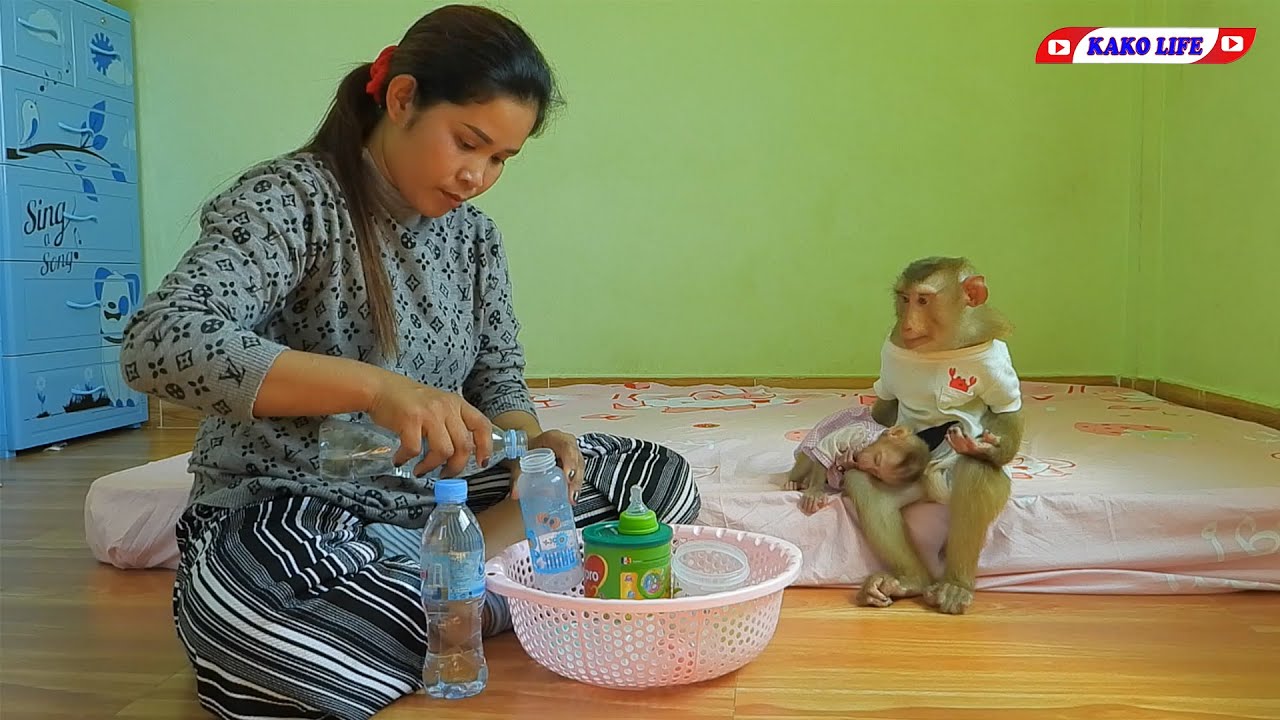 Smart Little Kako With Princess Lisa Waiting Mom Prepare Milk