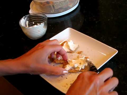 atkins-breaksfast---seedy-crakers-with-cream-cheese