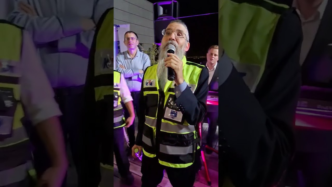 אברהם פריד והקלידן יהודה שץ בהופעה למתנדבי זק"א