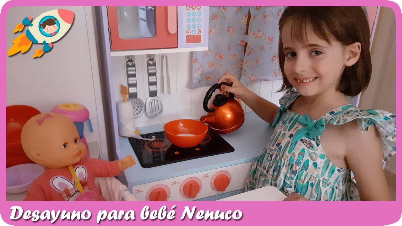 Lucía en cocinita de juguete muñeca bebé Historias en Mundo Juguetes - YouTube