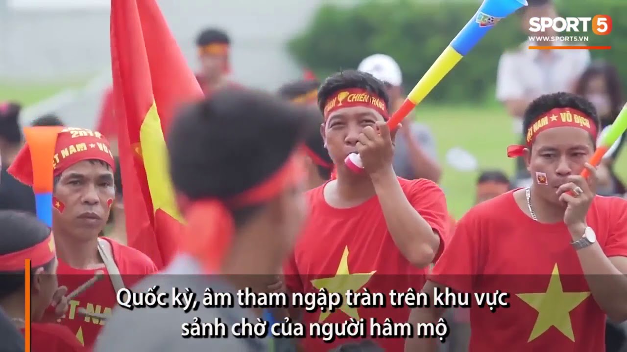 Người hâm mộ từ cuồng nhiệt đến hụt hẫng vì không đón được xe chở U23 Việt Nam