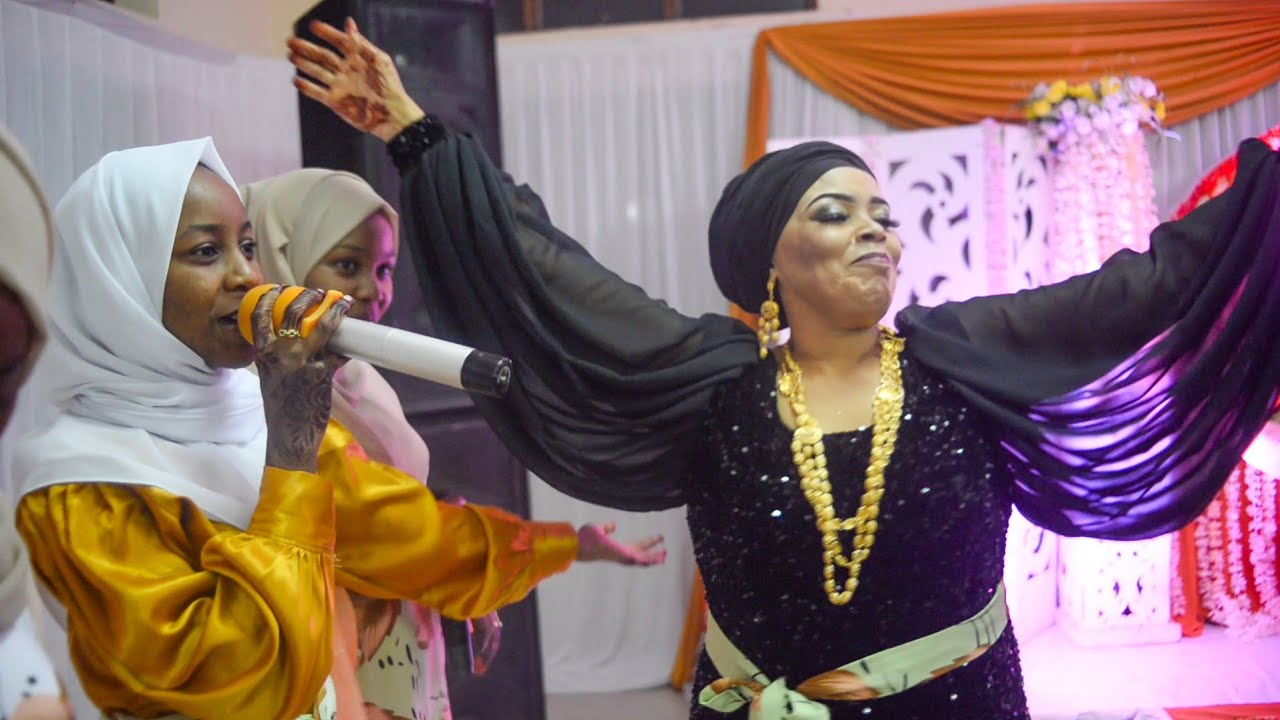 UKHTY HUMAYYA AMFURAHISHA MAMA WA UKHTY FAIZA JIONEE MAMBO YA MJINI HAPA UNAPEWA VIDONGE VYAKO LIVE
