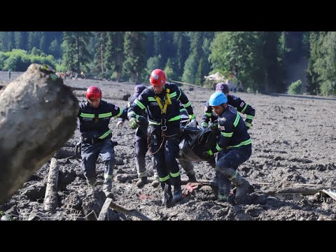 Оползень сошел на жилые дома ночью. Отец и двое детей погибли на месте